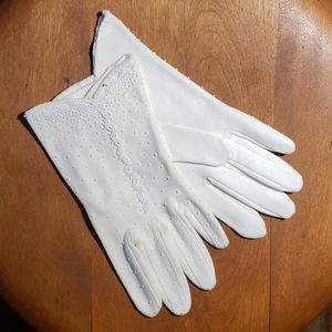 Vintage White Ladies Gloves with Beading